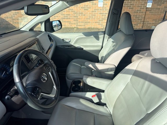 Used 2018 Toyota Sienna XLE w/ XLE Navigation Package AWD/4WD image 5
