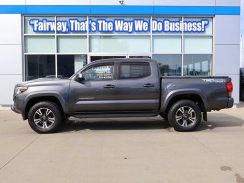 Used 2017 Toyota Tacoma TRD Sport w/ Premium & Technology Package AWD/4WD image 7