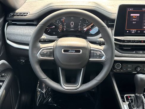 Used 2025 Jeep Compass Latitude image 23