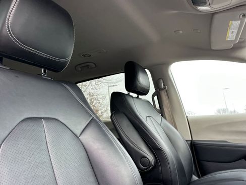 Used 2024 Chrysler Pacifica Touring-L image 18