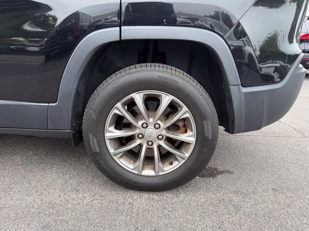 Used 2019 Jeep Cherokee Latitude Plus w/ Cold Weather Group AWD/4WD image 27