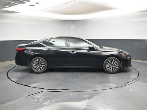Used 2024 Nissan Altima 2.5 SV image 6
