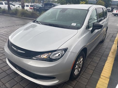 Used 2024 Chrysler Voyager LX image 5