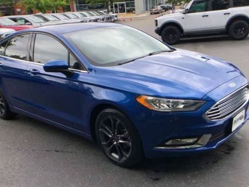 Used 2018 Ford Fusion SE w/ Equipment Group 201A FWD image 2