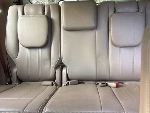 Used 2016 Chrysler Town & Country Touring FWD image 17