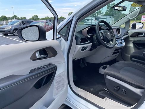 Used 2022 Chrysler Voyager LX FWD image 16