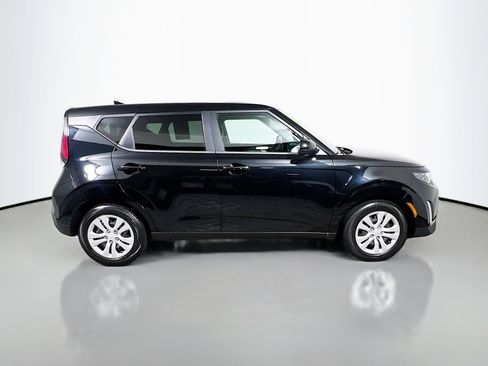Used 2023 Kia Soul LX image 3