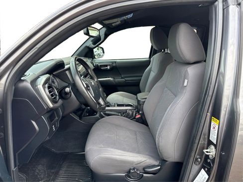 Used 2016 Toyota Tacoma TRD Sport image 9