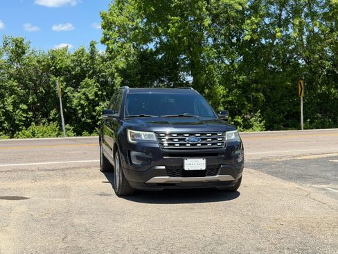 Used 2017 Ford Explorer XLT w/ Equipment Group 202A AWD/4WD image 8