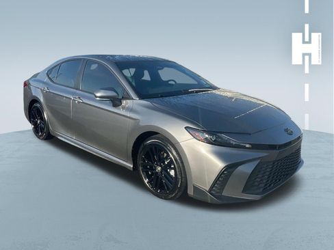Used 2025 Toyota Camry SE FWD image 1