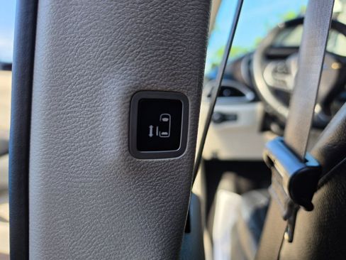 Used 2017 Chrysler Pacifica Touring-L FWD image 33