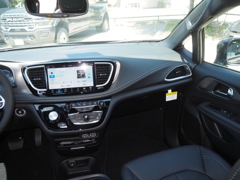 New 2025 Chrysler Pacifica Select w/ Uconnect Theater Family Group image 24