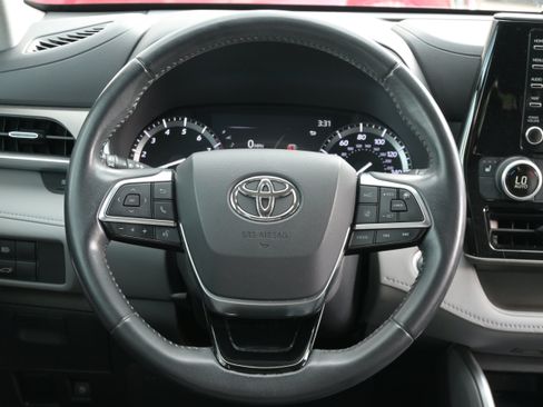 Used 2021 Toyota Highlander XLE FWD image 17