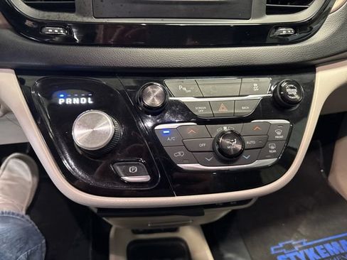Used 2017 Chrysler Pacifica Touring-L FWD image 36