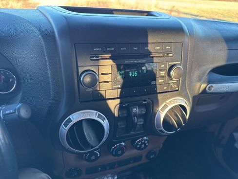 Used 2014 Jeep Wrangler Unlimited Rubicon w/ Max Tow Package image 12