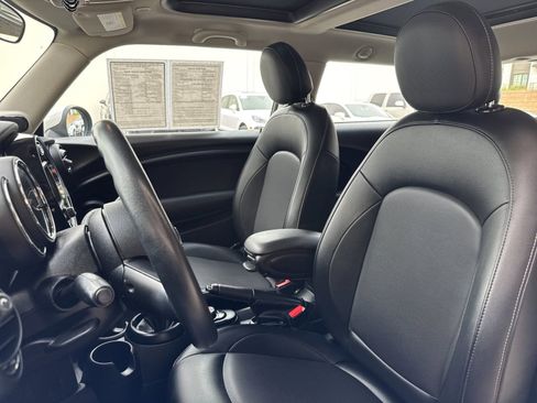 Used 2017 MINI Cooper 2-Door Hardtop image 4