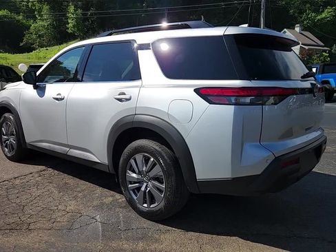 Used 2025 Nissan Pathfinder SV image 6