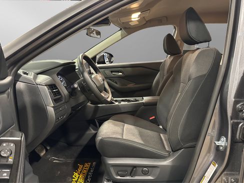 Used 2025 Nissan Rogue SV image 17