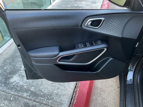 Used 2025 Kia Soul LX w/ LX Technology Package image 13