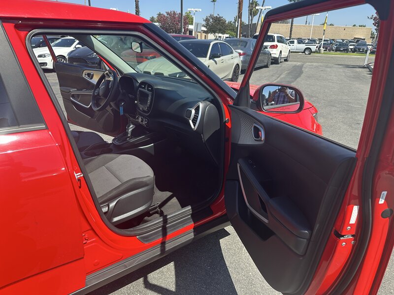 Used 2023 Kia Soul LX w/ LX Technology Package FWD image 18