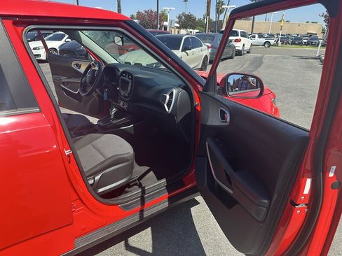 Used 2023 Kia Soul LX w/ LX Technology Package FWD image 18