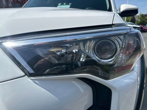 Used 2018 Toyota 4Runner SR5 AWD/4WD image 9