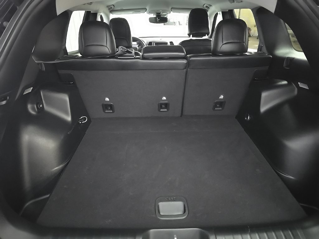 Used 2022 Jeep Cherokee Trailhawk w/ Premium Leather Package AWD/4WD image 13