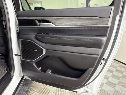 Used 2024 Jeep Wagoneer L Series II w/ Flexible Seating Group RWD image 17