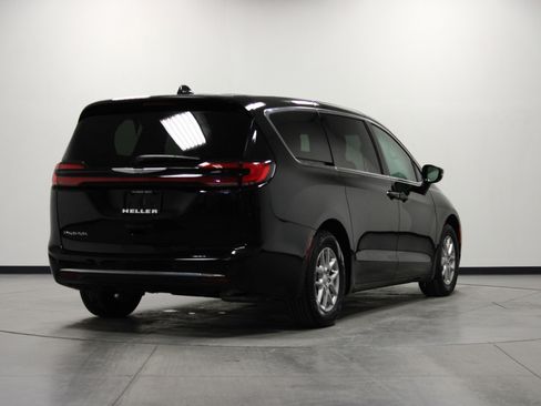 Used 2025 Chrysler Pacifica Select image 4