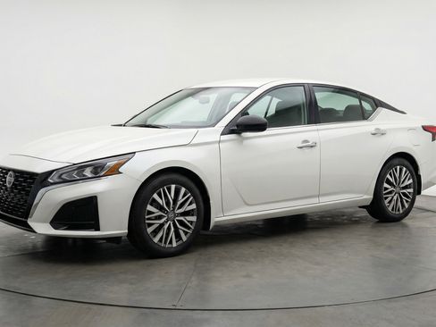 Used 2025 Nissan Altima 2.5 SV FWD image 3