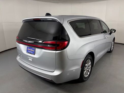 Used 2024 Chrysler Pacifica Touring-L FWD image 8