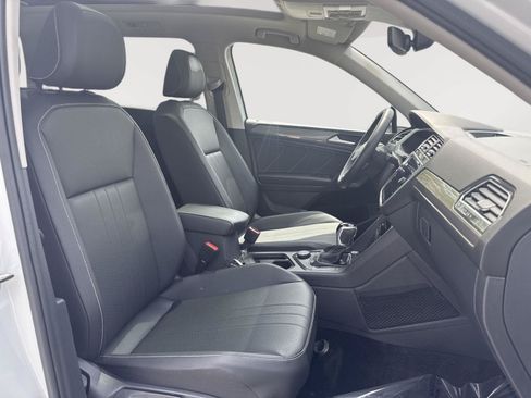 Used 2024 Volkswagen Tiguan SE w/ Panoramic Sunroof Package AWD/4WD image 13