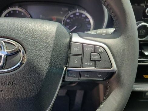 Used 2023 Toyota Highlander XLE FWD image 31