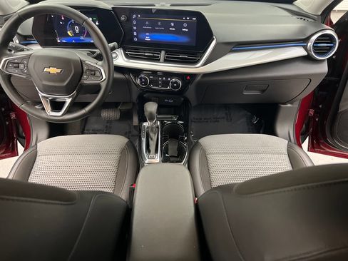 Used 2025 Chevrolet Trax LT w/ LT Convenience Package FWD image 41