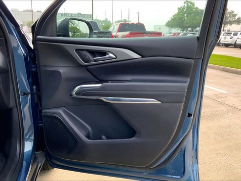 Used 2025 Chevrolet Traverse LT w/ Driver Confidence Package image 22