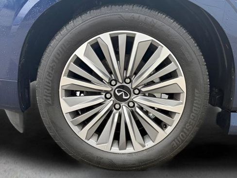 Used 2025 INFINITI QX80 Sensory image 9