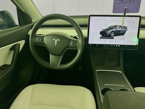 Used 2022 Tesla Model Y Long Range AWD/4WD image 25