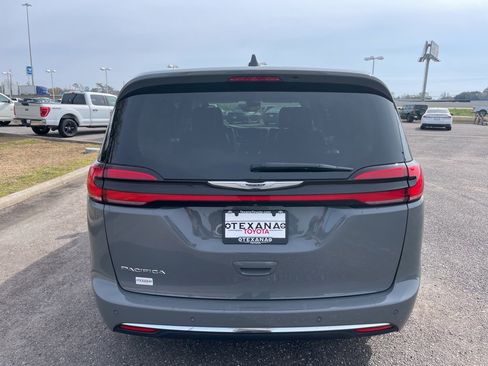 Used 2023 Chrysler Pacifica Touring-L image 6