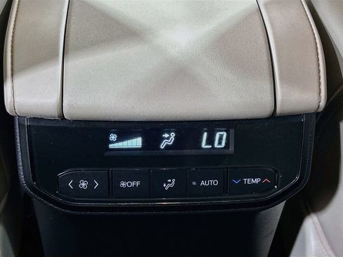 Used 2023 Toyota Highlander XLE FWD image 23