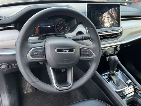 Used 2025 Jeep Compass Limited image 29