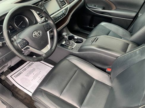 Used 2018 Toyota Highlander XLE w/ Carpet Mat Package (TMS) AWD/4WD image 16