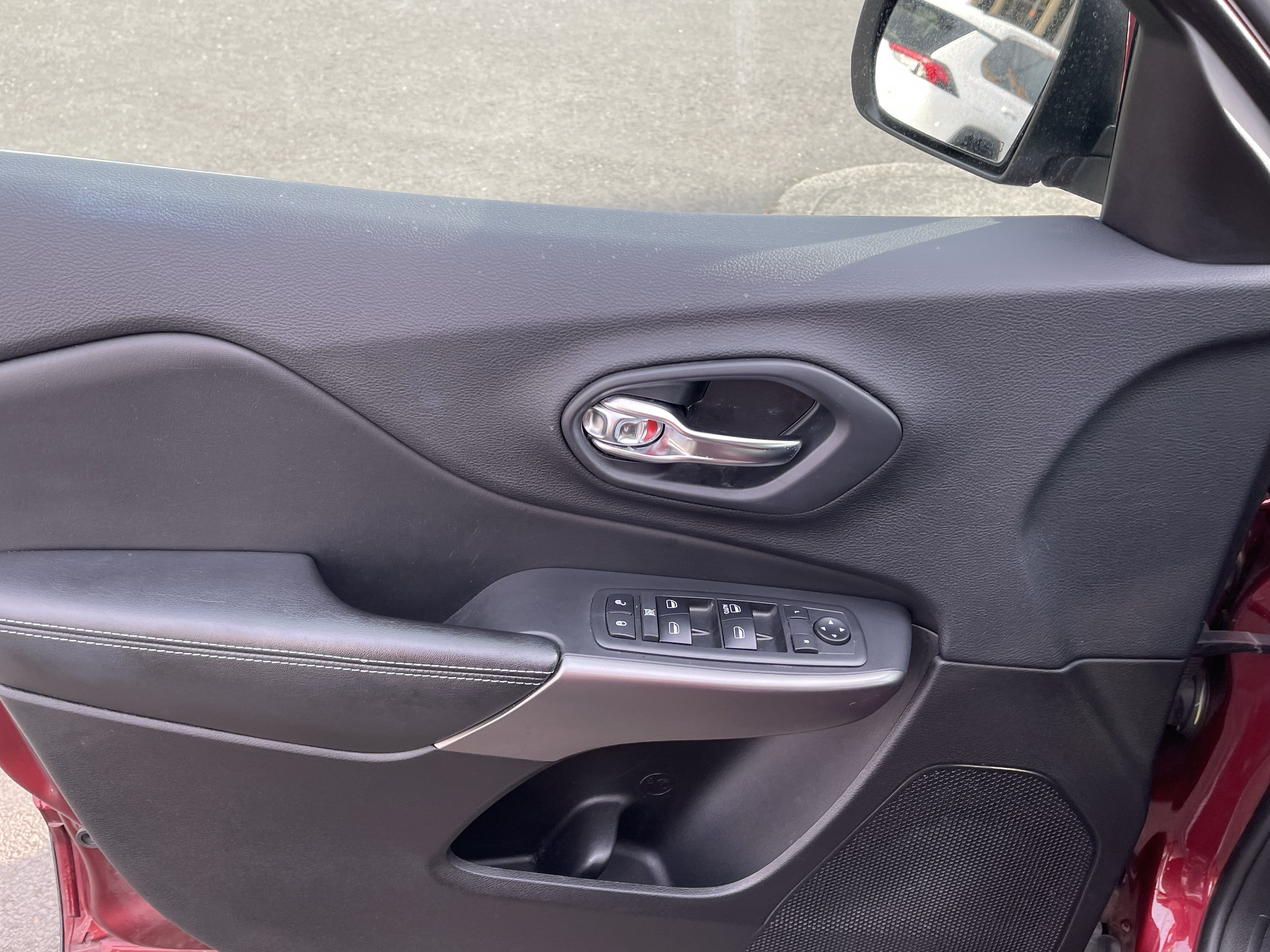 Used 2019 Jeep Cherokee Latitude w/ Popular Appearance Group FWD image 14