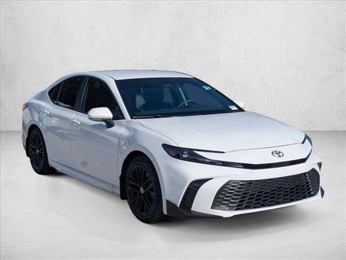Used 2025 Toyota Camry SE FWD image 3