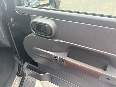 Used 2010 Jeep Wrangler Unlimited Sahara AWD/4WD image 22