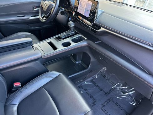 Used 2022 Toyota Sienna XSE FWD image 19