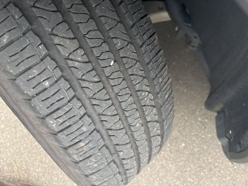 Used 2019 Jeep Grand Cherokee Laredo image 4