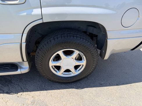 Used 2005 GMC Yukon Denali AWD/4WD image 3