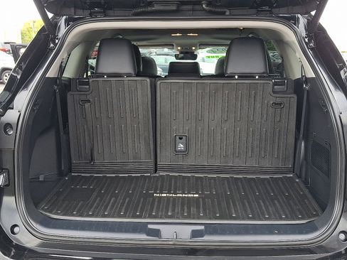 Used 2024 Toyota Highlander XLE AWD/4WD image 30