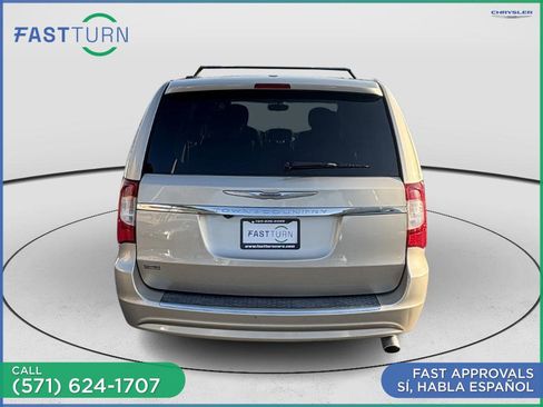 Used 2015 Chrysler Town & Country Touring image 6