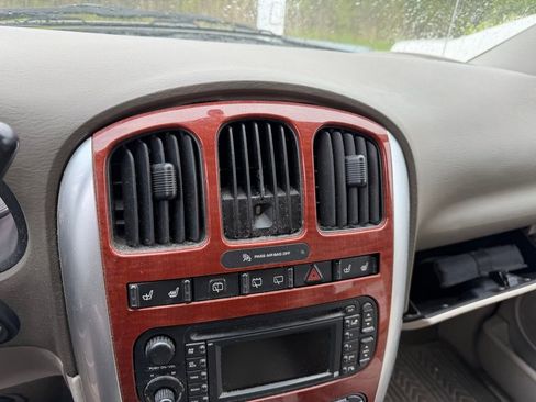 Used 2007 Chrysler Town & Country Limited FWD image 10